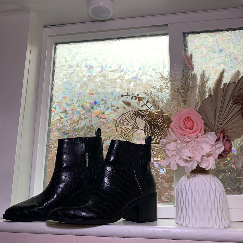(Size 8) - Black Leather Small Heeled Boot